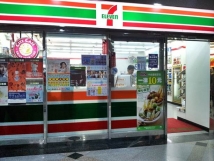 一樓7-11統一便利超商攤位